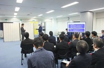 施工現場でのロールプレイを見学者の前で実施