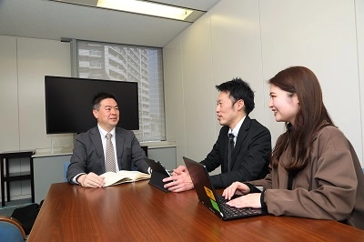 部員とのミーティング。積極的に声をかけ、お客さまの課題や悩みを引き出すよう注力する