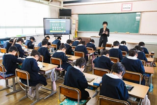 電子黒板やタブレットを活用した授業風景
