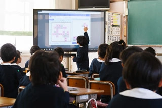 電子黒板やタブレットを活用した授業風景