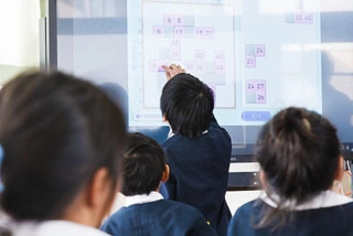 電子黒板やタブレットを活用した授業風景