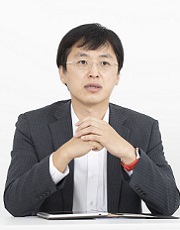 事務部長　秋本 達治氏