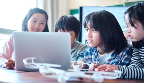 NECフィールディングは、未来を担う子どもたちのためにICTの利活用を推進するお客さまを全力でサポートします