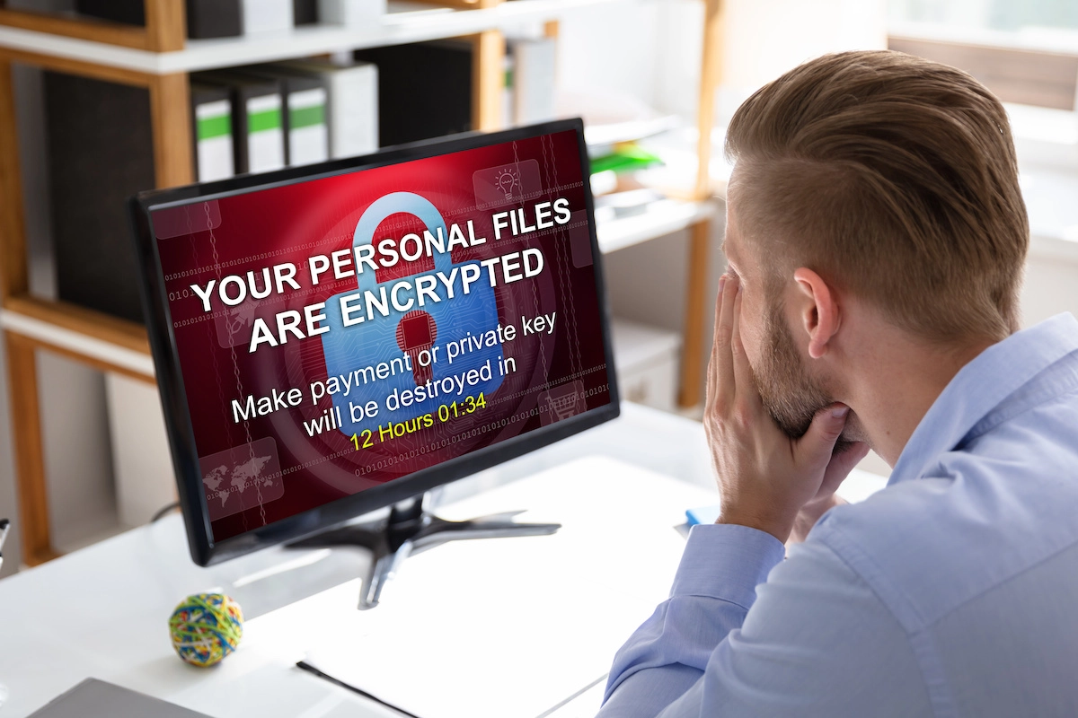 クラッキングとは? ハッキングとの違いや事例、対策方法について解説