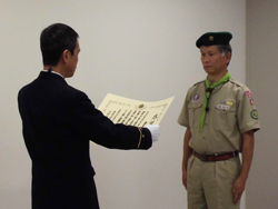 立川消防署副署長　矢ヶ崎孝様から感謝状を伝達される溝呂木